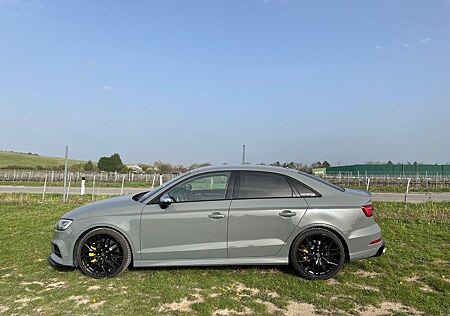 Audi S3 TFSI S tronic quattro -