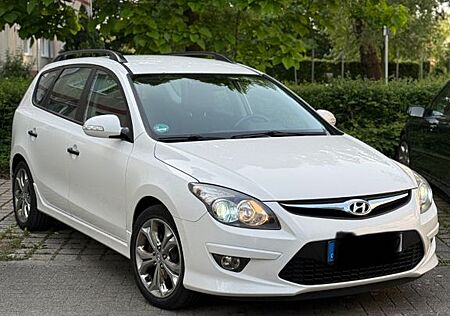 Hyundai i30 CW 1.6 CRDi 66 kW UEFA EURO 2012 Edition...
