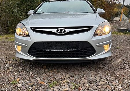 Hyundai i30 gebraucht kaufen Hyundai i30 1.6 CRDi 66 kW FIFA WM Edition