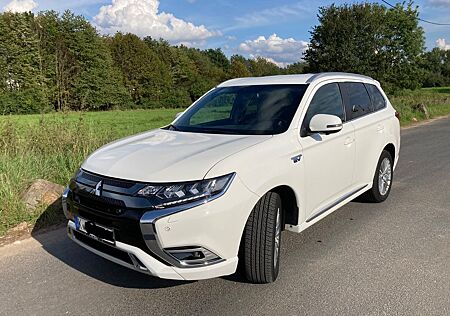 Mitsubishi Outlander 2.4 MIVEC PLUG-IN HYBRID 4WD Plus ...