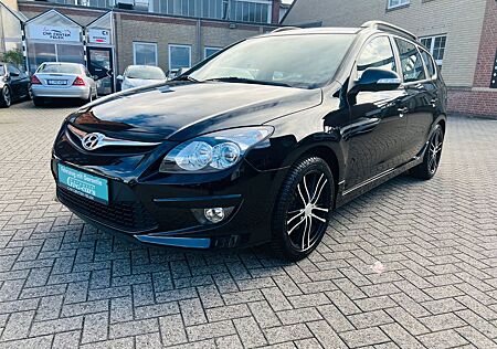 Hyundai i30 gebraucht kaufen Hyundai i30 CW 1.4 FIFA WM Edition SHZ PDC Klima Garanti