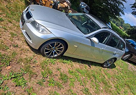 BMW 320i Kombi mit 18 Zoll Felgen und Carplay