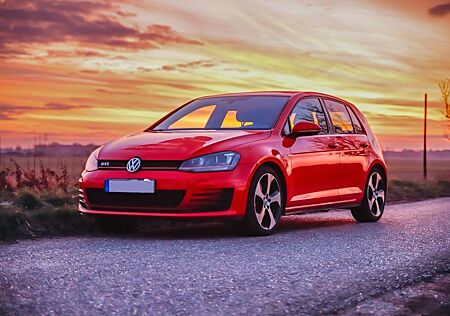 VW Golf Volkswagen 2.0 GTI / XENON / SOUNDSYSTEM / KAMERA