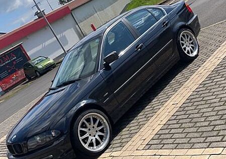 BMW 323i -
