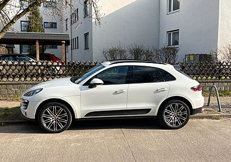 Porsche Macan - -