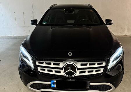 Mercedes-Benz GLA 250 4MATIC DCT -