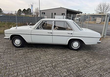 Mercedes-Benz 200 / /8