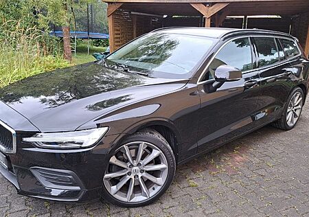 Volvo V60 2.0 B4 Mom., TÜV 07/27, 19" LMF, WR