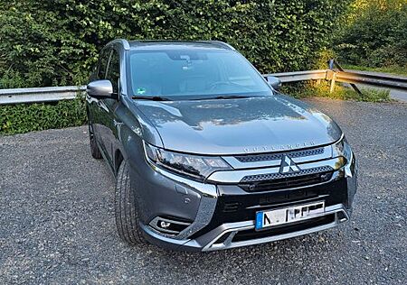 Mitsubishi Outlander 2.4 MIVEC PLUG-IN HYBRID 4WD Top Top