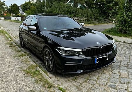 BMW M550d xDrive 360Kamera HeadUp Sdach