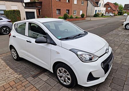 Hyundai i10 1.0 Basis, weiß, 8-fach bereift