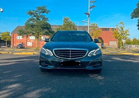 Mercedes-Benz E 250 Face liftBlueTEC 4MATIC T AVANTGARDE Autom