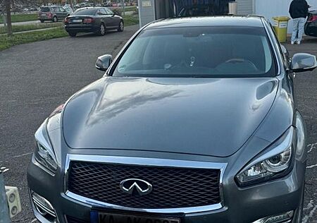 Infiniti Q70 2.2D Sitzlüftung, Lenkrad- und Sitzheizung