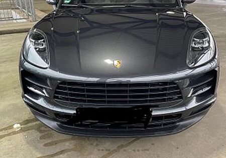 Porsche Macan - -
