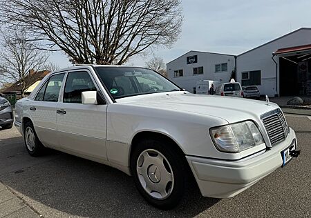 Mercedes-Benz 220 E Automatik | Schiebedach| 2 hand | TÜV |