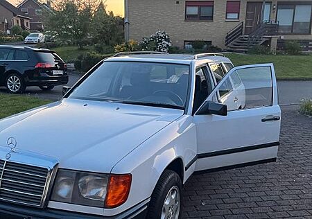Mercedes-Benz 230 TE Oldtimer Rentnerfahrzeug