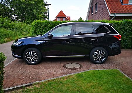 Mitsubishi Outlander 2.4 MIVEC PLUG-IN HYBRID 4WD Basis...