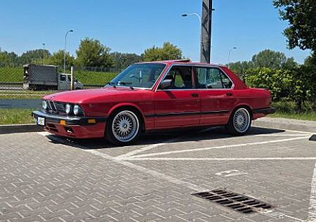 BMW 535is Zinnoberrot