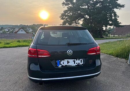 VW Passat Variant Volkswagen Passat TDI / TÜV 11/26 / ZR neu / Panodach / AHK