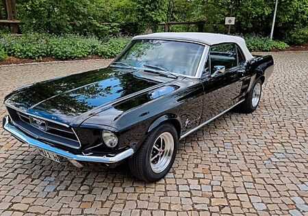 Ford Mustang Cabrio schwarz