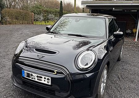 Mini Cooper SE Yours Trim, Winter und Sommerk. Räder