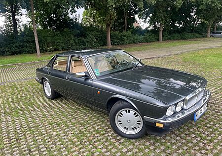 Jaguar XJ40