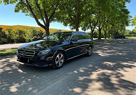 Mercedes-Benz E 220 d T Autom. - TOP GEPFLEGT, PANO, KEYLESS