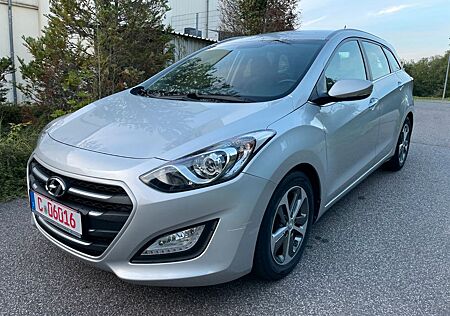 Hyundai i30 cw YES! 1.6 Benzin, AHK, 1 Hand - Gepflegt