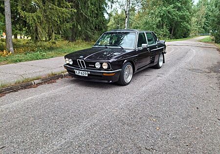 BMW 528