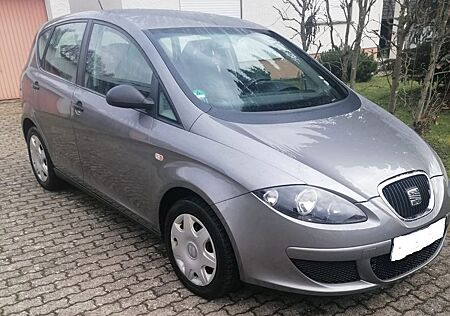 Seat Altea 1.6 Reference grau 8fach bereift und AHK