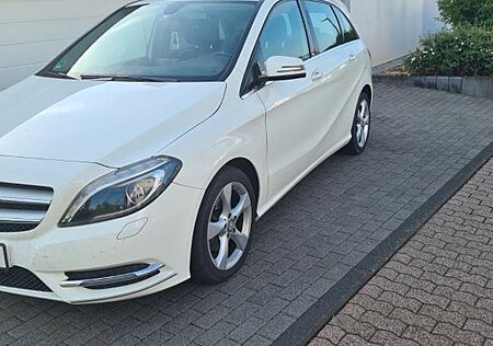 Mercedes-Benz B 180 -