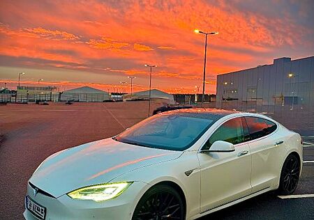 Tesla Model S 90D -