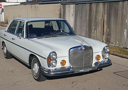 Mercedes-Benz E 450 Mercedes 280SE 4.5 Liter V8 der Baureihe W108