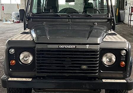 Land Rover Defender Tomb Raider -