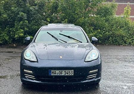 Porsche Panamera 4 -