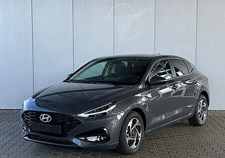 Hyundai i30 Fastback 1,5 T MHEV Life Navi Kamera Kurven