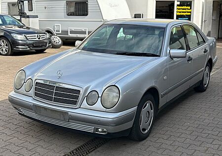 Mercedes-Benz E 200 Limousine Automatik Klima PDC