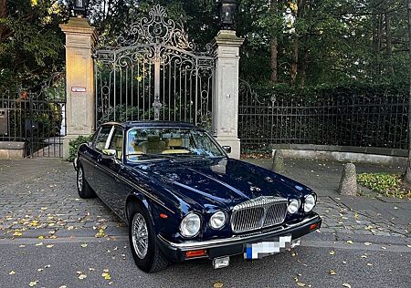 Jaguar Daimler Double Six in Westminster Blue, Magnolia