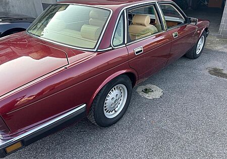 Jaguar XJ40