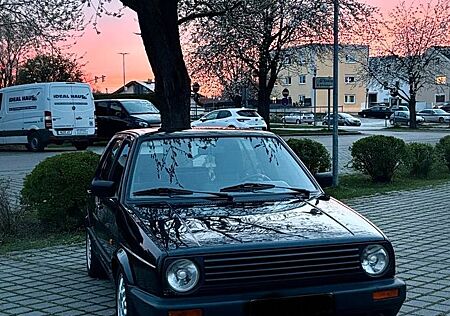 VW Golf Volkswagen 2 GL mit Tieferlegung und alles eingetragen