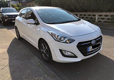 Hyundai i30 blue 1.6 CRDi 81kW YES!-Klima|PDC|Scheckheft