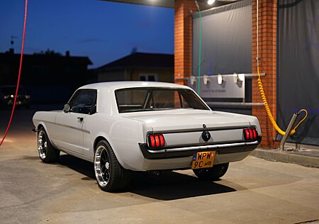 Ford Mustang V8 1965 NEW custom build