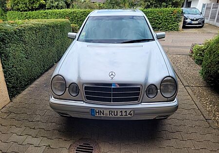 Mercedes-Benz E 230 ELEGANCE aus 1. Hand sehr gepflegt