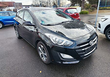 Hyundai i30 Kombi 1.6 CRDi Gepflegt/LHZ/SHZ/AHK/PDC/ALU