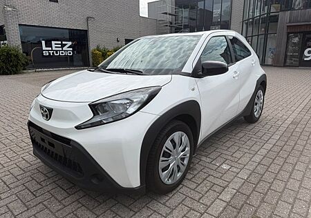 Toyota Aygo X Play  (Apple car play)