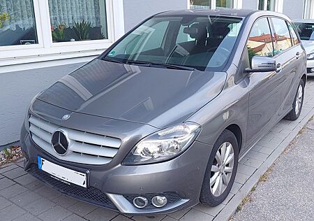 Mercedes-Benz B 180 , alle Service, wenig km, 8fach bereift