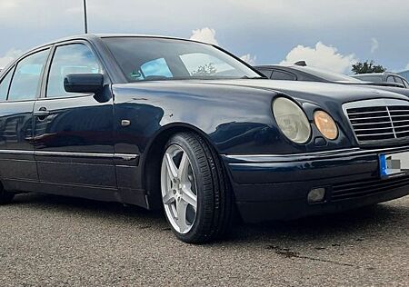 Mercedes-Benz E 230 AVANTGARDE