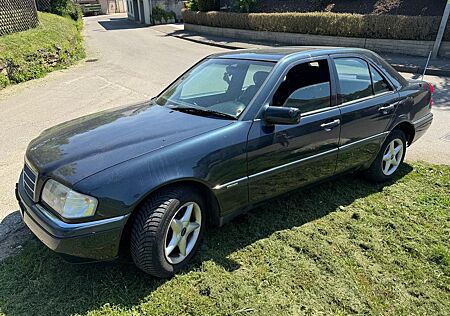 Mercedes-Benz C 180 Elegance mit AHK