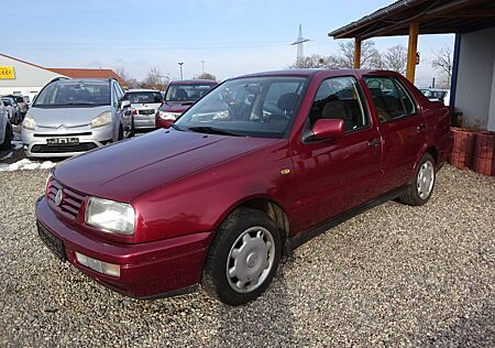 VW Vento Volkswagen 1.8 CLX