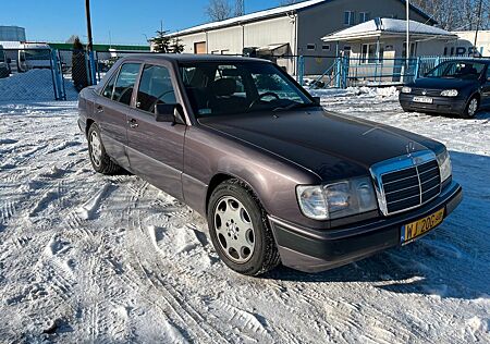 Mercedes-Benz 220 E (W124) Bornit metallic, klima, auto